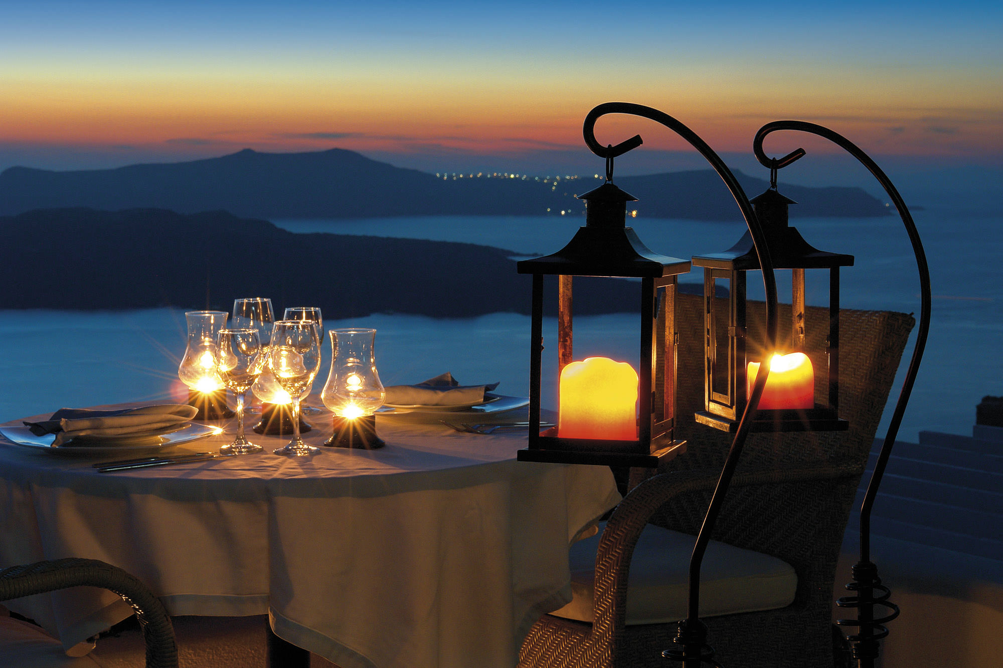 Место вечер. Ужин на закате. Столик с видом на мечту. Море столик вечер. Вечер в Греции ужин.